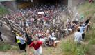 ... 21 Menschen starben aufgrund der Massenpanik am Fuß der Rampe, des einzigen Ein- und Ausgangs zur Parade auf dem Alten Duisburger Güterbahnhof. An der Rampe bildete sich ein Knäuel von Menschen - aus den beiden Tunnelzugängen, aber auch Besucher, die die Veranstaltung bereits verlassen wollten. Foto: dpa