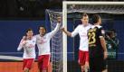 Torschütze Paolo Guerrero (M) feiert mit Dennis Diekmeier (l) und Marcell Jansen die HSV-Führung. Foto: Christian Charisius Foto: dpa