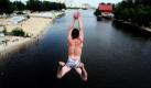 Mut und Leichtsinn liegen nah beieinander: Ein junger Mann springt von der Venezianischen Brücke im ukrainischen Kiew in den Fluss Dnjepr. Foto: ap