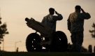 Soldaten salutieren während der Truppenrückzugszeremonie in Fort Hood, Texas. Es findet ein Gedenkgottesdienst statt, um der Opfer des Amoklaufes in der vergangenen Woche zu gedenken. Foto: ap
