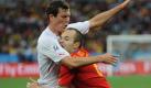 Gegen die Schweiz gab es kein Durchkommen für den Europameister Spanien. Hier stoppt der Schweizer Stephan Lichtensteiner (links) den Spanier Andrés Iniesta. Foto: dpa