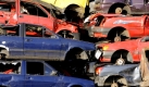 Alte Autos sind am 19.01.2009 auf einem Schrottplatz in Norderstedt aufgestapelt. Höhere Umsätze im Autohandel, geringere Exporte und weniger Geschäft für die Werkstätten: Das Statistische Bundesamt hat wichtige ökonomische Folgen der im Januar eingeführten Abwrackprämie für Altautos bestätigt. Foto: dpa