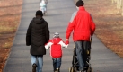 Eine Familie spaziert durch einen Park in Ludwigsburg bei Stuttgart. Finanziell könnte es Familien demnächst besser gehen, denn die Union und die FDP stellen eine Erhöhung des Kinderfreibetrages und des Kindergeldes in Aussicht.  Foto: ap