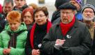 Die Politiker Petra Pau (Die Linke), Heike Taubert und Wolfgang Thierse (SPD) gehören zu den prominenten Gegendemonstranten. Foto: dpa