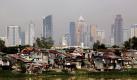 Einen kontrastreichen Anblick bietet die Sicht auf Manila, bei der im Vordergrund ein Slumviertel zusehen ist, hinter dem die Wolkenkratzer der Stadt in den Himmel ragen. Dieser ist ziemlich vernebelt von Smog: Eine Studie der Universität der Philippinen besagt, dass mehr als die Hälfte der Medikamente die in dem Inselstaat verkauft werden, wegen Lungenproblemen benötigt werden, die auf die Verschmutzung der Luft zurückzuführen sind. Foto: dpa