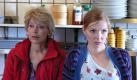 Auch Postbeamtin Carla (Barbara Rudnik, l.) und Kneipenwirtin Lona (Pheline Roggan, r.) schweben in Lebensgefahr. Foto: ZDF/Hermann Ebling