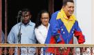 Venezuela's President Hugo Chavez, right, walks using by a cane into a balcony of Miraflores presidential palace in Caracas, Venezuela, Sunday, May 22, 2011. Chavez appeared in public after his radio and television show 'Hello President', for the first time since injuring himself while jogging two weeks ago. At center is Maria Chavez, Chavez's daughter and at left is an unidentified man. (AP Photo/Fernando Llano)

 Foto: dapd