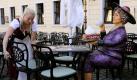 Azubi Claudia richtet in Dresden (Sachsen), beobachtet von einer Dame aus Pappmachee, die aus Werbegründen dort plaziert ist, die Tische im Freigelände eines Restaurantes in der Innenstadt her. Bis zum Wochenende kündigen die Meteorologen Tageshöchsttemperaturen von bis zu 30 Grad an. Foto: dapd