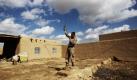 US-Marine Christopher Whitman hält sein Funkgerät in die Luft, um mit dem Basiscamp im afghanischen Marjah Kontakt aufnehmen zu können. Foto: ap