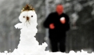 Ein Mann läuft auf dem Fellberg oberhalb der Stadt Steinach in Thüringen durch rund fünf Zentimeter frisch gefallen Schnee an einem kleinen Schneemann vorbei. In der Nacht hatte es in den Höhenlagen der Thüringer Waldes ab einer Höhe von 700 Meter zu schneien begonnen. Foto: dpa