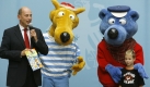 Tiefensee hat vier Kinder: zwei Söhne und zwei Töchter. Hier präsentiert der Verkehrsminister mit den Comicfiguren Hein Blöd und Käptn Blaubär eine Fibel für Vor- und Grundschulkinder über die wichtigsten Verhaltensweisen im Straßenverkehr. Foto: ddp