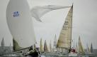 So muss es sein: Ein Spinakersegel flattert im Wind. Foto: ddp