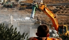 Ein palästinensischer Junge beobachtet, wie im Osten Jerusalems Häuser abgerissen werden. Die Palästinenser behaupten, der Abriss sei politisch motiviert. Auf israelischer Seite wird gesagt, dass keine Baugenehmigungen vorlägen. Foto: ap
