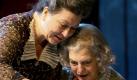Abby Brewster (Eva Mattes, l) und ihre Schwester Martha (Angela Winkler) befördern einsame Herren ins Jenseits. Foto: dpa