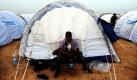 Mohammed, ein 22-jähriger Gastarbeiter aus Somalia, sitzt nach seiner Flucht aus Lybien vor einem Zelt im UNHCR Auffanglager in Tunesien. Wie viele andere, hofft auch Mohammed auf eine schnelle Normalisierung der Situation in Lybien, um wieder ins Land einreisen zu können und nicht zurück nach Somalia zu müssen. Foto: dpa