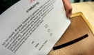 Das Muster eines Stimmzettels wird von einem SPD-Sprecher am Dienstag, 30. September 2008, im Landtag in Wiesbaden vor Beginn einer Fraktionssitzung der SPD ueber einer Wahlurne praesentiert. Dort soll eine Probeabstimmung zur Wahl der Ministerpraesidentin Andrea Ypsilanti stattfinden soll. (AP/Photo/Michael Probst) ---A ballot is presented by a speaker prior to a meeting of the SPD party faction in Wiesbaden, central Germany, Tuesday, Sept. 30, 2008. (AP Photo/Michael Probst) Foto: ap