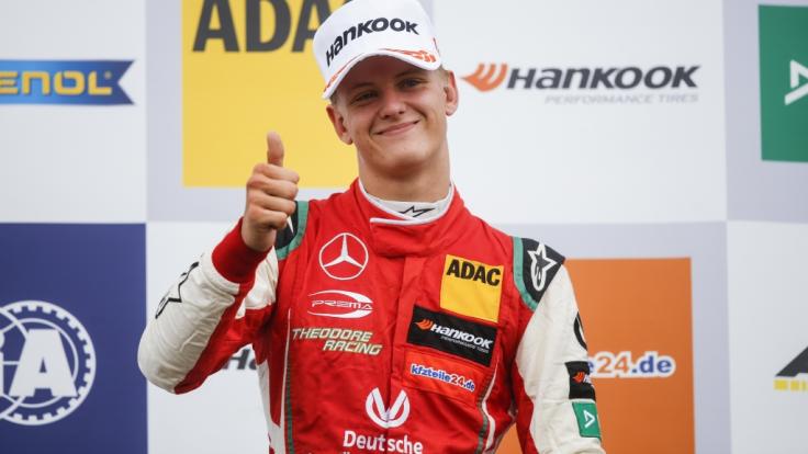 Mick Schumacher jubelt auf dem Podium nach seinem Sieg in Silverstone 2018.