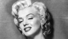 Die US-Schauspielerin Marilyn Monroe (1926-1962) posiert für ein Foto (undatiertes Archivfoto). Eine eBay-Auktion stellt die legendäre Anziehungskraft der «blonden Venus» Marilyn Monroe, einer der größten und tragischsten Hollywoodfiguren Amerikas, derzeit erneut unter Beweis. Das Höchstgebot für die Grabstelle direkt über der Monroe lag am Montag kurz vor Ablauf der Online-Versteigerung bei etwas über 4,6 Millionen Dollar (3,2 Millionen Euro). Die Überreste der Sex-Ikone ruhen in einer Gruft auf dem kleinen Friedhof Westwood Village Memorial Memorial Park bei Los Angeles.
 Foto: dpa
