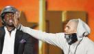 Kevin Hart (links) und Chris Brown während ihres Auftritts beim BET Award im Shrine Auditorium in Los Angeles. Der BET Award ist ein amerikanischer Fernsehpreis. Der US-amerikanische Fernsehsender Black Entertainment Television (BET) vergibt jährlich Auszeichnungen an Künstler in den Bereichen Musik, Schauspiel, Film und anderen Unterhaltungsgebieten. Chris Brown wurde sechs mal nominiert und räumte in vier Kategorien ab. Foto: dapd