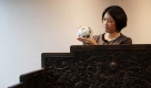 Wertvolles chinesisches Porzellan wird derzeit in Hong Kong versteigert. Die Stücke aus verschiedenen Epochen stehen bei Sotheby's zum Verkauf. Die hier gezeigte Vase soll etwa 4 Millionen Euro einbringen. Foto: ap