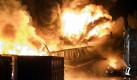 Lichterloh brennt eine Lagerhalle auf einem Recyclinghof in Essen. Bis zu 80 Feuerwehrleute waren gegen die Flammen im Einsatz. Die Löscharbeiten dauerten am Vormittag noch an. Foto: dapd