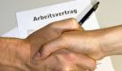 Den Arbeitgeber sollte man nicht zu schnell wechseln. Zwei Jahre sollte man schon in der Firma bleiben. (Bild: Jens Schierenbeck/dpa/tmn) Foto: dpa
