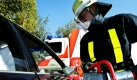 Brandmeister Kay Horn demonstriert in Frankfurt am Main den Einsatz eines Spreitzers. Ab Mittwoch finden in der Feuerwache in Frankfurt-Eckenheim die Weltmeisterschaften in Unfallrettung statt. Rettungsteams aus 15 Nationen treten vier Tage lang an, um den Weltmeister zu ermitteln. Foto: dpa