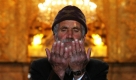 Ein iranischer Schiite beim traditionellen Freitagsgebet in Karbala, südlich von Bagdad. Karbala und Najaf sind heilige Städte, zu denen Iraner jedes Jahr Pilgerfahrten unternehmen. Foto: ap