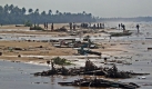 Menschen suchen am Strand bei Hakkeduwa auf Sri Lanka nach Opfern des Tsunami, wie dieses Archivfoto von 2004 zeigt. Ein schweres Erdbeben hat jetzt mehrere Inseln in der Südsee erschüttert. Foto: dpa