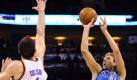 Überragender Nowitzki - Dallas vor Finaleinzug
Vorspann:	
Text:	
Oklahoma City (dpa) - Dank einer erneuten Ausnahmeleistung von Dirk Nowitzki fehlt den Dallas Mavericks nur noch ein Sieg zum Finaleinzug in der nordamerikanischen Profiliga NBA. Mit 40 Punkten führte Deutschlands bester Basketballer die Texaner zu einem 112:105-Sieg nach Verlängerung bei Oklahoma City Thunder. Damit liegt Dallas in der «Best of Seven»-Finalserie der Western Conference mit 3:1-Siegen vorn und kann mit einem Heimsieg den Sprung ins Endspiel perfekt machen. 2006 standen die Mavs schon einmal im NBA-Finale, verloren aber gegen die Miami Heat.
Ressort:	Schlaglichter
Schlagworte:	Basketball/NBA/Playoffs/ Foto: dpa