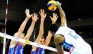 Mit voller Wucht hämmert der Kubaner Henry Bell den Ball über das Netz. Beim finalen Volleyball Champions League Turnier in Danzig, Polen, trafen die Kubaner heute auf Russland. Alexander Volkov und Denis Biriukov in den blauen Trikots versuchten nach Kräften den Punkt zu verhindern. Foto: dpa