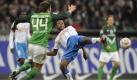 Bremens Philipp Bargfrede (links) spielt gegen Hoffenheims David Alaba. Nachdem Bremen lange geführt hatte, wurde es in der Schlussphase dramatisch:Erst glich Hoffenheim durch Boris Vukcevic aus, dann machte Torsten Frings den 2:1-Endstand perfekt. Foto: dapd