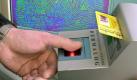 Nach dem Reisepass wird 2008 auch der Personalausweis biometrisch: Ein RFID-Funkchip speichert auf allen neuen Dokumenten unter anderem ein digitales Passfoto und soll so bei der automatischen Gesichtserkennung helfen. Foto: dpa