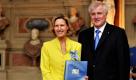 Der bayerische Ministerpräsident Horst Seehofer (CSU) überreicht im Antiquarium der Residenz München der CSU-Europa-Abgeordneten Angelika Niebler (CSU) den Bayerischen Verdienstorden. Der Orden wurde am Mittwoch an 56 Persönlichkeiten für hervorragende Verdienste um den Freistaat Bayern und das bayerische Volk verliehen. Foto: dapd