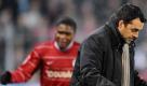 Freiburgs Trainer Robin Dutt hat während des Spiels nicht viel zu lachen. Beim Abseitstor von Heiko Butscher gehen fast die Pferde mit ihm durch. Foto: ddp