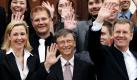 Bundespräsident Christian Wulff (rechts) und seine Frau Bettina (links) posieren beim Empfang des Microsoft-Gründers Bill Gates vor dem Schloss Bellevue in Berlin. Gates ist im Namen der Bill  Melinda Gates-Stiftung in der Hauptstadt, um die Zusammenarbeit in Entwicklungsangelegenheiten voranzubringen. Dazu soll am Nachmittag eine Absichtserklärung zwischen dem deutschen Entwicklungsministerium und der Stiftung unterzeichnet werden.  Foto: dapd