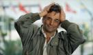 ARCHIV: American actor Peter Falk gestures, holding his head in his hands in Cannes as he presented the Wim Wenders film in competition for the 40th Cannes Film Festival titled Der Himmel ueber Berlin (Foto vom 17.05.1987). Falk, als eigenwilliger Detektiv Columbo einem weltweiten Fernsehpublikum bekannt gewordener US-Schauspieler, ist im Alter von 83 Jahren gestorben. Falk hatte nach Angaben von Familienangehoerigen in den letzten Jahren an Demenz und Alzheimer gelitten. Fuer seine Rolle als Columbo gewann er vier Emmy-Preise. Die Serie, die in den USA 1968 anlief, war auch in Deutschland in den 70er Jahren sehr populaer. Foto: Michel Lipchitz/AP/dapd Foto: dapd