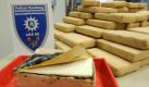 Beschlagnahmtes Kokain aus Paraquay liegt bei einer Pressekonferenz der Polizei in Hamburg am Mittwoch (4.08.2010) auf einem Tisch. Die Polizei stellte insgesamt 351 Kilogramm Kokain, das aufwendig in Sandsteine verpackt war, sicher. Im Rahmen der Ermittlungen verhafte die Polizei neun Tatverdächtige. Foto: Fabian Bimmer dpa/lno +++(c) dpa - Bildfunk+++ Foto: dpa