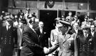 Nato-Oberbefehlshaber General Alfred Gruenther (r, USA) und der deutsche Reprsentant im Nato-Hauptquartier, General Hans Speidel (l.), am 9. Mai 1955 in Paris whrend der Feierlichkeit zur Aufnahme der Bundesrepublik Deutschland in die Nato. Den ersten 101 Freiwilligen der Bundeswehr wurden jedoch erst am 12. November 1955 ihre Ernennungsurkunden ausgehndigt, dem 200. Geburtstag des preuischen Generals Gerhard von Scharnhost. Foto: dpa