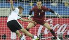 Thomas Müller überzeugte bei seinem WM-Debüt auf ganzer Linie und belohnte sich mit seinem Treffer zum 3:0 selbst. Australiens Keeper Mark Schwarzer hatte keine Chance. Foto: dpa