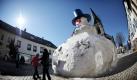 Der überdimensionale Schneemann Jakob schmückt während des Schneemannfestes in Bischofsgrün in Oberfranken den Marktplatz. Seit mittlerweile 25 Jahren feiern Bürger und Besucher der Gemeinde im Fichtelgebirge den Rosenmontag rund um Deutschlands größten Schneemann, der 10,11 Meter misst. Foto: dpa