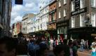 Das Bild der Dubliner Grafton Street ist vor allem durch junge Künstler und Musiker geprägt. Sie machen den Einkauf in der Traditionsstraße zu einem noch angenehmeren Vergnügen. In der Liste der teuersten Einkaufsstraßen der Welt liegt sie auf Platz acht. Foto: Wikipedia/Creative Commons License/Cutterlysator