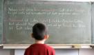 Ein Schüler der 4. Klasse einer Grundschule liest während des Islam-Unterichts von der Tafel ab (Archivbild). Heute beginnt in Münster die zweitägige Tagung Die Zukunft des islamischen Religionsunterrichts in NRW. Politische, rechtliche und theologische Perspektiven.
 Foto: Jochen Luebke/dapd