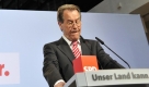 Die Regierungszeit von Frau Merkel ist zu Ende. SPD-Chef Franz Müntefering zeigt sich selbstbewusst, obwohl die Sozialdemokraten nirgendwo mehr als 25 Prozent geschafft haben. Foto: dpa
