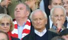 Uli Hoeneß wurde zwar glücklicherweise nicht erneut Ziel von Beleidigungen, freuen konnte sich der Bayern-Präsident ob des Ergebnisses jedoch nicht. Der frühere bayerische Ministerpräsident und Bayern-Aufsichtsrat Edmund Stoiber fand die Leistung des FCB ebenfalls nicht lustig. Foto: dpa