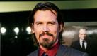 Nein, das ist nicht nochmal Jeff Bridges, sondern Josh Brolin. Zugegeben, er sieht ein bisschen so auch wie Bridges in jünger. Und dann spielt er auch noch an dessen Seite in True Grit. Spätestens wenn in Berlin beide nebeneinander über den Roten Teppich marschieren, wird klar, dass es sich um zwei Personen handelt. Foto: dpa