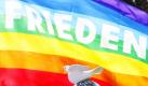 Rund 10.000 Menschen hatten beim traditionellen Ostermarsch gegen das Bombodrom protestiert. Die 17. Osterwanderung der Bürgerinitiative Freie Heide richtete sich gegen die geplante Wiederinbetriebnahme des ehemaligen sowjetischen Schießplatzes bei Wittstock durch die Bundeswehr. Es handelte sich erneut um die bundesweit größte Oster-Aktion der Friedensbewegung. 
 Foto: ddp