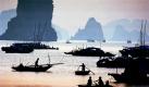 FILE - In this Sep. 27, 2000 file photo, Vietnamese fishermen start their morning fishing in Ha Long bay in northern Quang Ninh province, Vietnam. Vietnamese police said at least six people died when a tourist boat sank early Thursday, Feb. 17, 2011 in Vietnam's scenic Ha Long Bay. (AP Photo/Richard Vogel, File)

Schiffsunglück in Vietnam: 
Acht Touristen bei Bootsunglück in Vietnam getötet
Vorspann: 	
Text: 	

Hanoi (dpa) - In der bei Vietnam-Touristen beliebten Halong-Bucht sind bei einem Bootsunglück mindestens acht Urlauber ums Leben gekommen. Vier weitere werden noch vermisst. Das Boot war nach Angaben der Behörden am frühen Morgen gesunken. An Bord befanden sich 21 Touristen aus elf Nationen, darunter Schweizer, Dänen, Amerikaner und Russen. Viele von ihnen seien im Schlaf von dem Unglück überrascht worden. Neun Urlauber konnten gerettet werden. Warum das Boot sank, ist noch unklar.
Ressort: 	Schlaglichter
Schlagworte: 	Unfälle/Vietnam/

 Foto: dapd