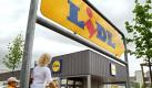 ARCHIV - Ein Firmenschild steht vor einer Filiale eines Lidl-Markts in Fellbach bei Stuttgart (Archivfoto vom 30.04.2003). Im Wettlauf der Lebensmittel-Discounterhat Lidl den Erzrivalen Aldi einer Studie zufolge auf europäischer Ebene überholt. Lidl verfüge mit 7271 Geschäften europaweit über mehr Verkaufsstellen als Aldi mit 6997 Geschäften (Stand September), teilte das Marktforschungsunternehmen ACNielsen am Dienstag (18.12.2007) auf der Basis eigener Berechnungen mit. Foto: Marijan Murat dpa/lnw +++(c) dpa - Bildfunk+++
 Foto: dpa