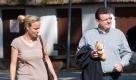 Gino Leonhard, Spitzenkandidat der FDP, kommt mit seiner Frau Lydia und Tochter Emily zur Stimmabgabe in Ralswiek.  Foto: dpa